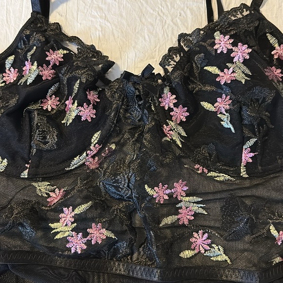 *NEW* embroidered lace and mesh bodysuit L - Picture 6 of 11